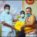கோயில் அர்ச்சகர்களுக்கு சீருடைகள் அப்துல் வகாப் எம்எல்ஏ வழங்கினார்