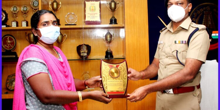 மோசடி செய்து விட்ட 9 டிராக்டர் பறிமுதல் குற்றப்பிரிவு போலீசாருக்கு நெல்லை எஸ்பி பாராட்டு