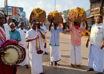 வேதாரண்யம் வேதாரண்யேஸ்வரர் சுவாமி ஆலயத்தில் நெல் கோட்டை வழங்கும் நிகழ்ச்சி.