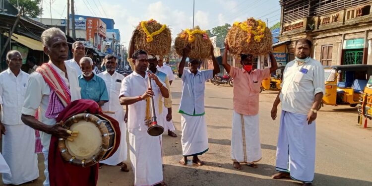 வேதாரண்யம் வேதாரண்யேஸ்வரர் சுவாமி ஆலயத்தில் நெல் கோட்டை வழங்கும் நிகழ்ச்சி.