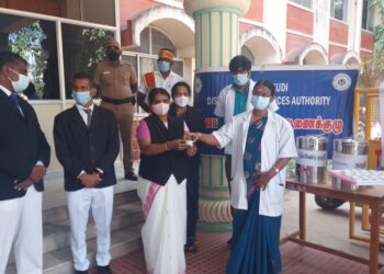 தூத்துக்குடி மாவட்ட நீதிமன்ற வளாகத்தில் நிலவேம்பு குடிநீர் வழங்கும் முகாம்;