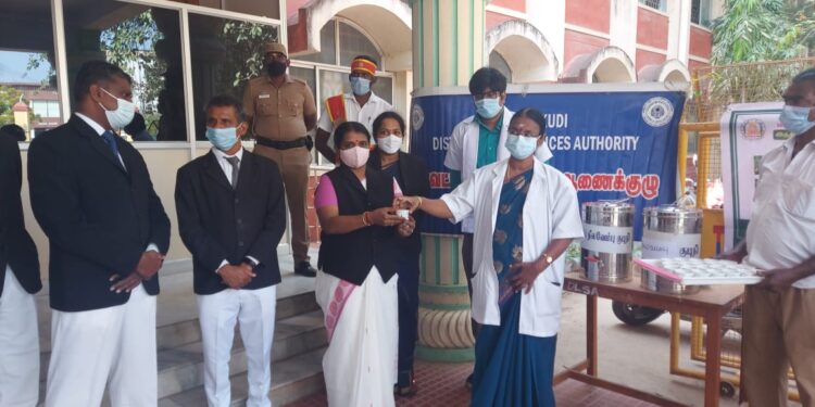 தூத்துக்குடி மாவட்ட நீதிமன்ற வளாகத்தில் நிலவேம்பு குடிநீர் வழங்கும் முகாம்;