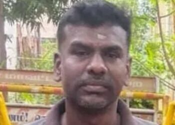 மதுரை அருகே காவலர் மின்சாரம் தாக்கி பரிதாபமாக உயிரிழந்தார்.