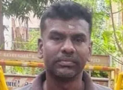 மதுரை அருகே காவலர் மின்சாரம் தாக்கி பரிதாபமாக உயிரிழந்தார்.