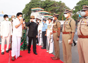 குடியரசு தினத்தையொட்டி ஆளுநர் ஆர்.என்.ரவி தேசியக்கொடியை ஏற்றி மரியாதை