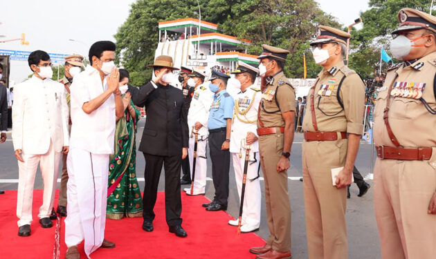 குடியரசு தினத்தையொட்டி ஆளுநர் ஆர்.என்.ரவி தேசியக்கொடியை ஏற்றி மரியாதை