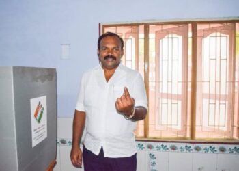 தூத்துக்குடி 20வது வார்டு திமுக வேட்பாளர் ஜெகன் பெரியசாமி   காலையில் வாக்குப்பதிவு