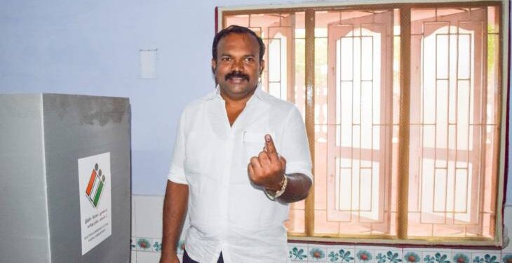 தூத்துக்குடி 20வது வார்டு திமுக வேட்பாளர் ஜெகன் பெரியசாமி   காலையில் வாக்குப்பதிவு