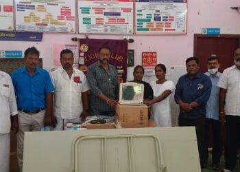 கோடிக்கரை அரசு மருத்துவமனைக்கு 30 ஆயிரம் மதிப்பிலான பரிசோதனை கருவி , கட்டில் வழங்கிய அரிமா சங்கத்தினர்