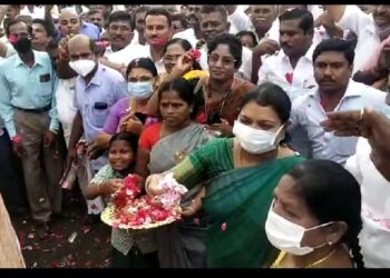 சுதந்திர போராட்ட வீரர்கள் அலங்கார ஊர்தியினை தூத்துக்குடியில் அமைச்சர்கள் கீதா ஜீவன், அனிதா ராதாகிருஷ்ணன் ஆகியோர் மலர் தூவி வரவேற்றார்கள். பொதுமக்கள் மாணவ, மாணவிகள் பார்வையிட்டனர்.