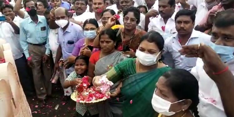 சுதந்திர போராட்ட வீரர்கள் அலங்கார ஊர்தியினை தூத்துக்குடியில் அமைச்சர்கள் கீதா ஜீவன், அனிதா ராதாகிருஷ்ணன் ஆகியோர் மலர் தூவி வரவேற்றார்கள். பொதுமக்கள் மாணவ, மாணவிகள் பார்வையிட்டனர்.