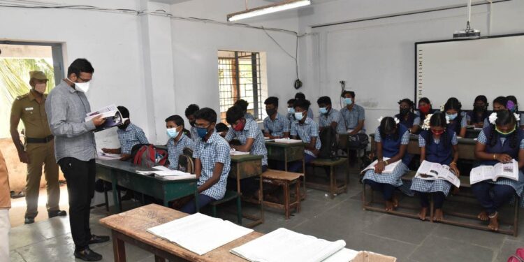 கீழ்வேளுர் பகுதியில் நடைபெறும் வளர்ச்சி திட்டப் பணிகள் மற்றும நேரடி நெல் கொள்முதல் நிலையங்களை மாவட்ட ஆட்சியர் அருண்தம்புராஜ் பார்வையிட்டு ஆய்வு செய்தார்