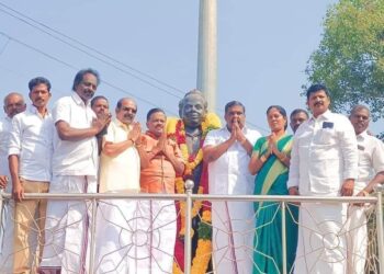 அண்ணாவின் 53வது நினைவு நாளை முன்னிட்டு கன்னியாகுமரி கிழக்கு மாவட்ட கழகம் சார்பில் நாகர்கோவில் வடசேரியில் உள்ள அவரது திருவுருவச் சிலைக்கு மாலை அணிவித்து மரியாதை