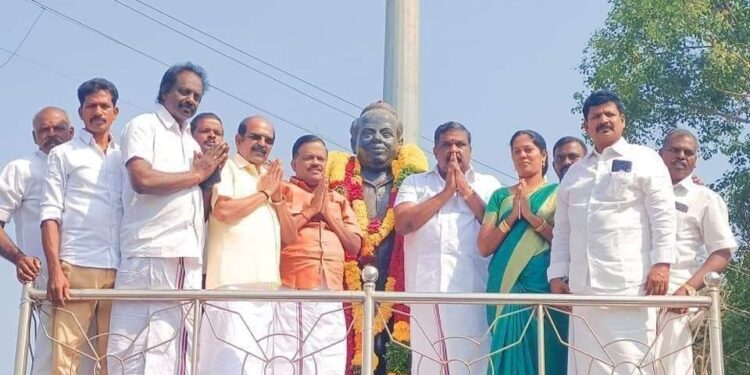 அண்ணாவின் 53வது நினைவு நாளை முன்னிட்டு கன்னியாகுமரி கிழக்கு மாவட்ட கழகம் சார்பில் நாகர்கோவில் வடசேரியில் உள்ள அவரது திருவுருவச் சிலைக்கு மாலை அணிவித்து மரியாதை