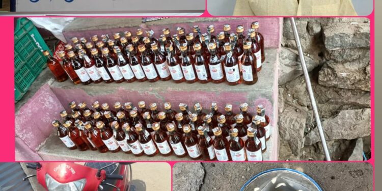 குளத்தூர் அருகே மதுபாட்டில்களை கடத்தியவர் கைது – 99 மது பாட்டில்கள் மற்றும் இருச்சக்கர வாகனம் பறிமுதல்.