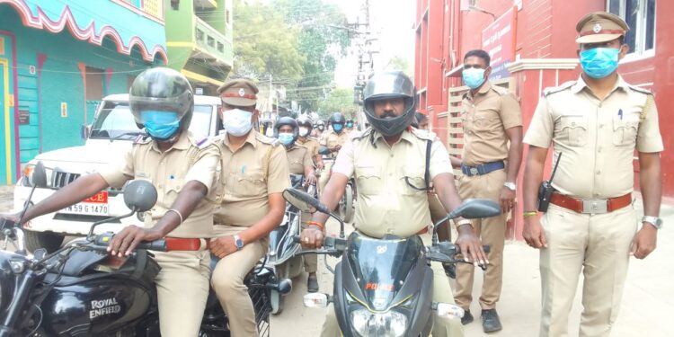 மதுரையில் மக்கள் அச்சமின்றி வாக்களிக்க போலீசார் அணிவகுப்பு
