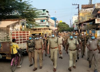 மதுரையில் போலீசாரின் கொடி அணிவகுப்பு நடத்தினார்கள்