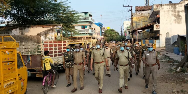 மதுரையில் போலீசாரின் கொடி அணிவகுப்பு நடத்தினார்கள்
