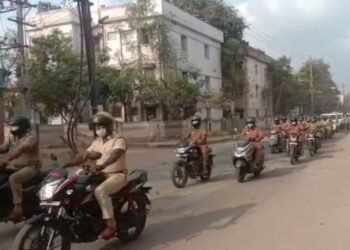 உள்ளாட்சி தேர்தலை முன்னிட்டு மதுரை மாநகர் காவல்துறை சார்பில்  காலை தெற்குவாசல் சரக காவல் உதவி ஆணையர் சண்முகம் அவர்கள் தலைமையில் கொடி அணிவகுப்பு ஊர்வலம் நடைபெற்றது