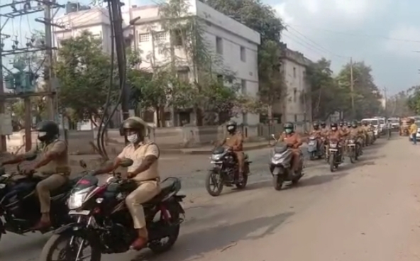 உள்ளாட்சி தேர்தலை முன்னிட்டு மதுரை மாநகர் காவல்துறை சார்பில் காலை தெற்குவாசல் சரக காவல் உதவி ஆணையர் சண்முகம் அவர்கள் தலைமையில் கொடி அணிவகுப்பு ஊர்வலம் நடைபெற்றது