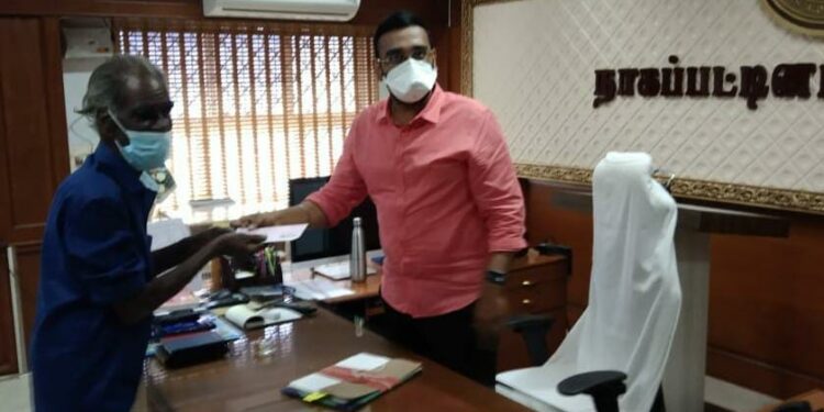 கோடியக்கரை வனத் துறையில் பணியாற்றும் தற்காலிக பணியாளரின் பணியை பாராட்டி 10,000 ரூபாய் வழங்கிய நாகை மாவட்ட ஆட்சியர்