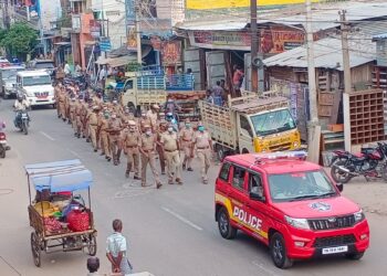 மதுரையில் காவல் உதவி ஆணையர் தலைமையில் போலீஸ் அணிவகுப்பு