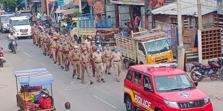 மதுரையில் காவல் உதவி ஆணையர் தலைமையில் போலீஸ் அணிவகுப்பு