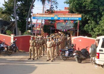உள்ளாட்சித் தேர்தலை ஒட்டி வேதாரணியத்தில் காவல்துறையினர் கொடி அணிவகுப்பு