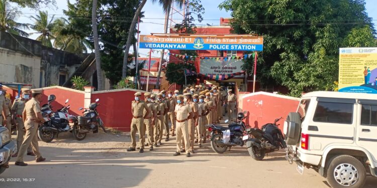 உள்ளாட்சித் தேர்தலை ஒட்டி வேதாரணியத்தில் காவல்துறையினர் கொடி அணிவகுப்பு
