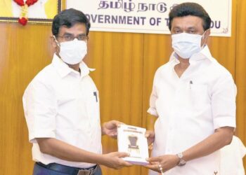 நெடுஞ்சாலைத்துறை சார்பில் அவசர கோலத்தில் போடப்படும் தரமற்ற சாலைகள்!  ஊழல் அதிகாரிகள் கண்டறியப்பட்டால் கடும் நடவடிக்கை!! தலைமைச் செயலர் இறையன்பு அதிரடியால் ஆட்டம் காணும் ஒப்பந்தக்காரர்கள்