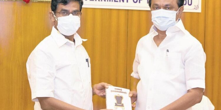 நெடுஞ்சாலைத்துறை சார்பில் அவசர கோலத்தில் போடப்படும் தரமற்ற சாலைகள்!  ஊழல் அதிகாரிகள் கண்டறியப்பட்டால் கடும் நடவடிக்கை!! தலைமைச் செயலர் இறையன்பு அதிரடியால் ஆட்டம் காணும் ஒப்பந்தக்காரர்கள்