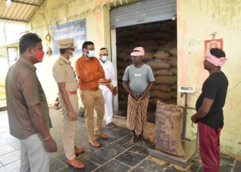 வாக்குசாவடி மையங்களை நாகை மாவட்ட ஆட்சியர் அருண்தம்புராஜ் ஆய்வு