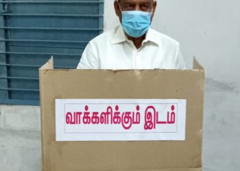 நகர்ப்புற உள்ளாட்சி தேர்தல்- ஓரடியம்புலம் பள்ளியில் முன்னாள் அமைச்சர் ஓ எஸ் மணியன் வாக்குப்பதிவு