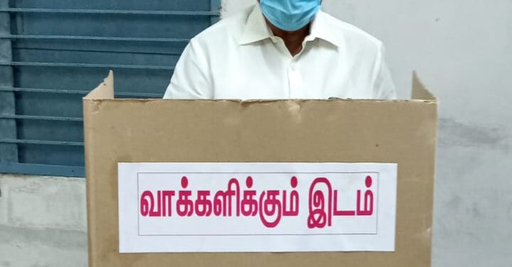 நகர்ப்புற உள்ளாட்சி தேர்தல்- ஓரடியம்புலம் பள்ளியில் முன்னாள் அமைச்சர் ஓ எஸ் மணியன் வாக்குப்பதிவு
