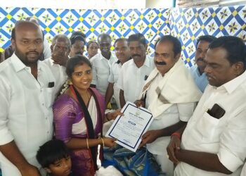 நகர்ப்புற உள்ளாட்சி தேர்தலில் வெற்றி பெற்றவேட்பாளர்களுக்கு பொன்னாடை அணிவித்து வாழ்த்து தெரிவித்தார் அமைச்சர் மெய்யநாதன் .