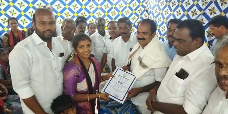 நகர்ப்புற உள்ளாட்சி தேர்தலில் வெற்றி பெற்றவேட்பாளர்களுக்கு பொன்னாடை அணிவித்து வாழ்த்து தெரிவித்தார் அமைச்சர் மெய்யநாதன் .