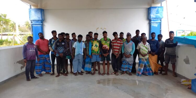 எல்லை தாண்டி மீன்பிடித்ததாக 22 தமிழக மீனவர்களை இலங்கை கடற்படை கைது செய்தது