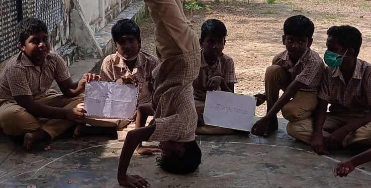 போர் நிறுத்தம் மற்றும் உலக அமைதி வேண்டி ஆறாம் வகுப்பு மாணவன் சிரசாசனம் செய்தும் தலைகீழாய் நடந்தும் விழிப்புணர்வை ஏற்படுத்தினார்.