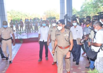 நெல்லை உள்ளிட்ட 4 மாவட்ட சட்ட ஒழுங்கு நிலவரம் குறித்து ஆய்வு  பொது அமைதியை குலைக்கும் ரவுடிகள் மீது குண்டர் சட்டம்  டிஜிபி சைலேந்திரபாபு உத்தரவு