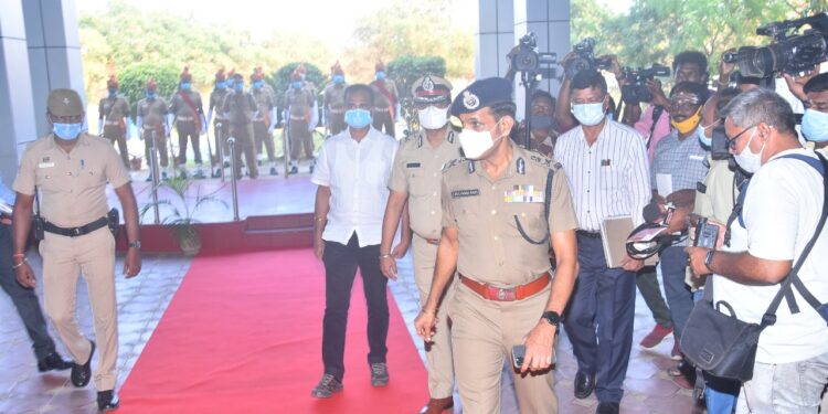 நெல்லை உள்ளிட்ட 4 மாவட்ட சட்ட ஒழுங்கு நிலவரம் குறித்து ஆய்வு பொது அமைதியை குலைக்கும் ரவுடிகள் மீது குண்டர் சட்டம் டிஜிபி சைலேந்திரபாபு உத்தரவு