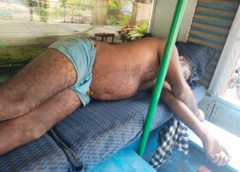 வேதாரண்யத்திற்கு உப்பு ஏற்ற வந்த லாரியில் டிரைவர் மர்ம மரணம்.