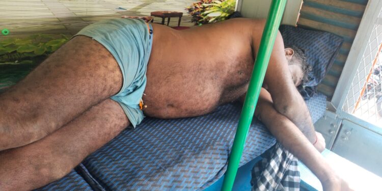 வேதாரண்யத்திற்கு உப்பு ஏற்ற வந்த லாரியில் டிரைவர் மர்ம மரணம்.