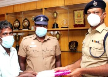 கேட்பாரற்று கீழே கிடந்த சிலைகளை பத்திரமாக காவல் நிலையத்தில் ஒப்படைத்த பூ விற்பனையாளரின் நேர்மைக்கு பரிசு மற்றும் வெகுமதி.