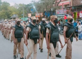 விளாத்திகுளம் பகுதியில் எஸ்பி தலைமையில் காவல்துறையினரின் கொடி அணிவகுப்பு