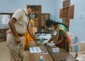 தூத்துக்குடி மாவட்ட எஸ்பி பொதுமக்களில் ஒருவராக வரிசையில் நின்று  வாக்குபதிவு