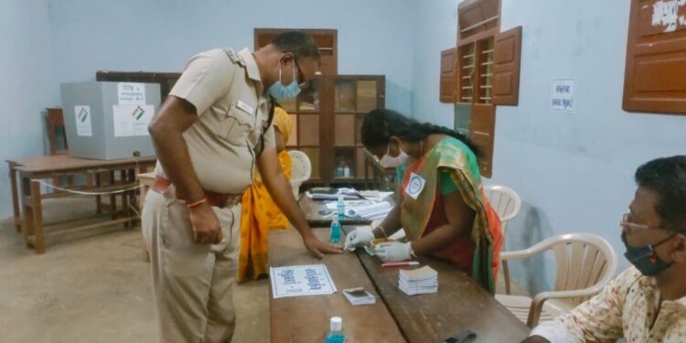 தூத்துக்குடி மாவட்ட எஸ்பி பொதுமக்களில் ஒருவராக வரிசையில் நின்று வாக்குபதிவு