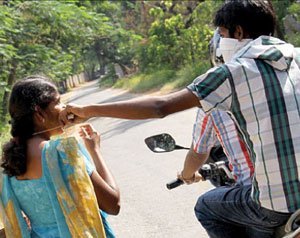 தூத்துக்குடியில் பெண்ணிடம் 3 பவுன் செயினை பறித்த மர்ம நபர்கள் – போலீசார் வலைவீச்சு