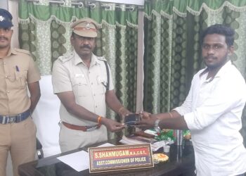 மணிபர்ஸை உரியவர்களிடம் ஒப்படைக்க உதவிய மூவரை பாராட்டிய உதவி ஆணையர்.