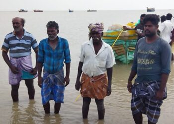 கோடியக்கரை மீனவர்களிடம் இலங்கை கடற்கொள்ளையர்கள் கத்தியை காட்டி மிரட்டி பொருட்கள் அபகரிப்பு