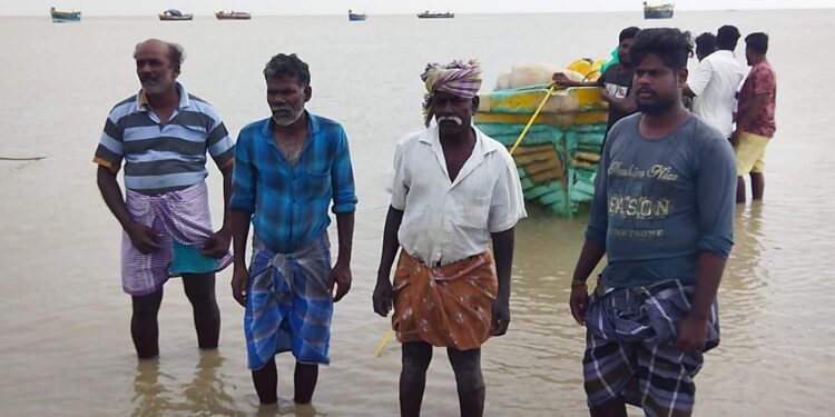கோடியக்கரை மீனவர்களிடம் இலங்கை கடற்கொள்ளையர்கள் கத்தியை காட்டி மிரட்டி பொருட்கள் அபகரிப்பு